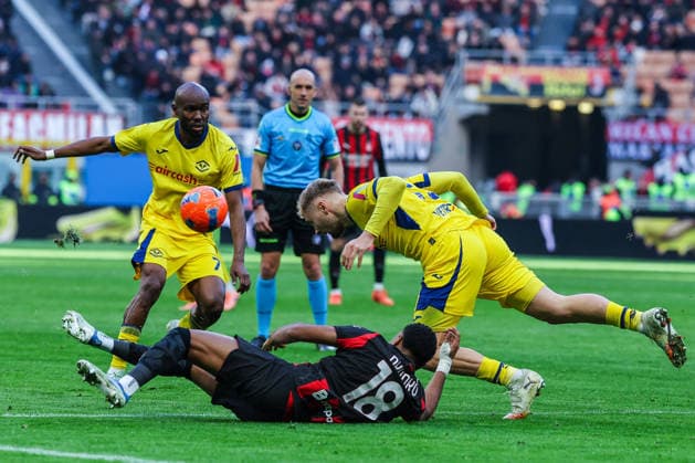 CALCIO - Serie A - AC Milan vs Hellas Verona FC Christopher Alan Nkunku of AC Milan competes for the ball with Victor Enok Nelsson of Hellas Verona FC during Serie A 2025 26 football match between AC Milan and Hellas Verona FC at San Siro Stadium in Milan Milan Italy  Copyright: xIPAxSport ABACAx