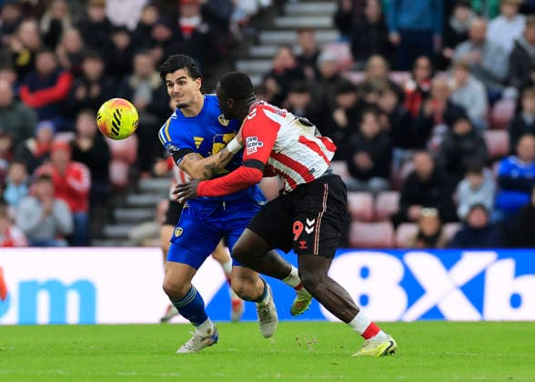 Sunderland v Leeds United Premier League Pascal Struijk of Leeds United (left) competes for the ball with Brian Brobbery of Sunderland during the Premier League match at the Stadium of Light, Sunderland 28 12 2025 UK Newspapers OUT Copyright: xFredxPalmerx FIL-22706-0098