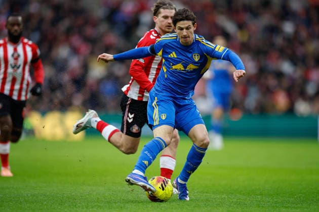 Sunderland v Leeds United, Premier League Brenden Aaronson of Leeds United controls the ball during the Premier League match between Sunderland and Leeds United at the Stadium Of Light, Sunderland, UK on 28 December 2025. Sunderland Stadium Of Light Tyne and Wear UK Editorial use only DataCo restrictions apply See www.football-dataco.com , Copyright: xCraigxCowanx PSI-23476-0053