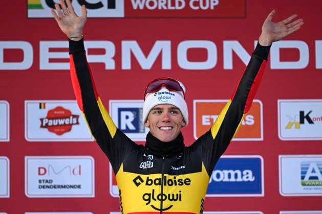 UCI Cyclocross World Cup 2025-2026 Dendermonde DENDERMONDE, BELGIUM - DECEMBER 28 : Nys Thibau (BEL) of Baloise Glowi Lions pictured during the podium ceremony of the 8th leg of the Dendermonde UCI Cyclocross World Cup 2025-2026 a cyclocross race for Men Elite on December 28, 2025 in Dendermonde, Belgium, 28 12 2025 ( Dendermonde Belgium  Copyright: xNicoxVereeckenx