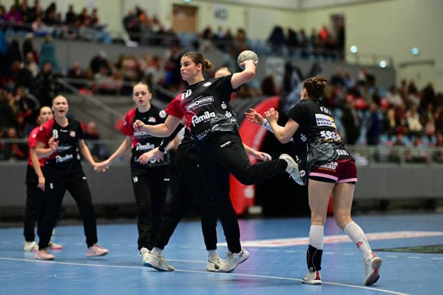 Handball I Women I Season 2025 2026 I 2 HBF I 11 Matchday I HL Buchholz 08 Rosengarten HC Leipzig I 28 12 2025 Throw Tine Hinz 10, HL Buchholz 08 Rosengarten Hamburg CU Arena, CU Arena Niedersachsen Germany Copyright: xLobeca FelixxSchlikisx