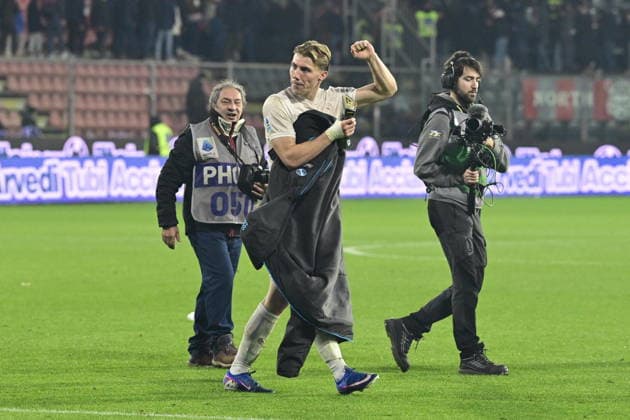 December 28, 2025, Cremona, Italy: Rasmus Hojlund (Napoli) greets the supporters during italian soccer Serie A match between Cremonese vs Napoli on december 28, 2025 at the Giovanni Zini Stadium in Cremona, Italy. ANSA . Serie A: Cremonese Vs Napoli  - ZUMAa110 20251228_zaf_a110_034 Copyright: xAlessioxTarpinix
