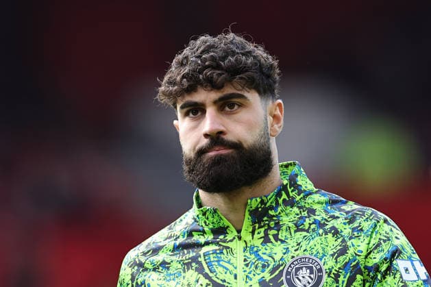 NOTTINGHAM, ENGLAND - DECEMBER 27: Josko Gvardiol of Manchester City warms up ahead of the Premier League match between Nottingham Forest and Manchester City at City Ground on December 27, 2025 in Nottingham, England. (Photo by James Holyoak) SPO 