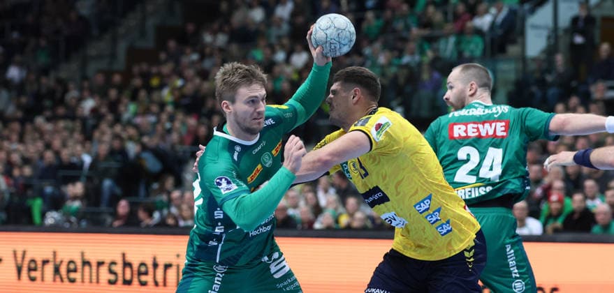 Leipzig, 27 12 2025, Arena Leipzig, Handball, Bundesliga, 19 Matchday , SC DHfK Leipzig vs Rhein Neckar Löwen Mannheim , Pictured from left Franz Semper 32, Leipzig , Sebastian Heymann 13, RNL , For editorial use only Only editorial use , DHB HBL regulations prohibit any use of photographs as image sequences and or quasi video ,