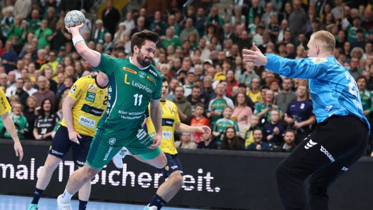 Leipzig, 27 12 2025, Arena Leipzig, Handball, Bundesliga, 19 Matchday , SC DHfK Leipzig vs Rhein Neckar Löwen Mannheim , In the picture from left Lukas Binder 11, Leipzig , Goalkeeper David Späth Spaeth 29, RNL , For editorial use only Only editorial use , DHB HBL regulations prohibit any use of photographs as image sequences and or quasi video ,