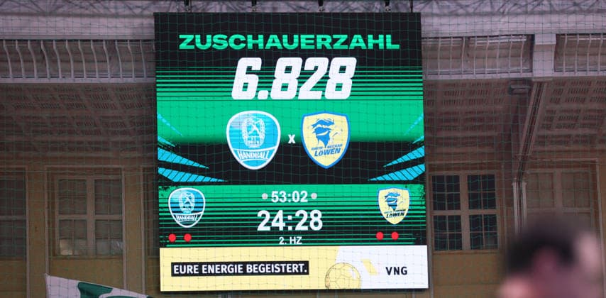 Leipzig, 27 12 2025, Arena Leipzig, Handball, Bundesliga, 19 Spieltag , SC DHfK Leipzig vs Rhein Neckar Löwen Mannheim 26 30 16 15 , Im Bild Die Zuschauerzahl des Spieles an der Anzeigetafel , Nur zur redaktionellen Nutzung Only editorial use , DHB HBL regulations prohibit any use of photographs as image sequences and or quasi video ,