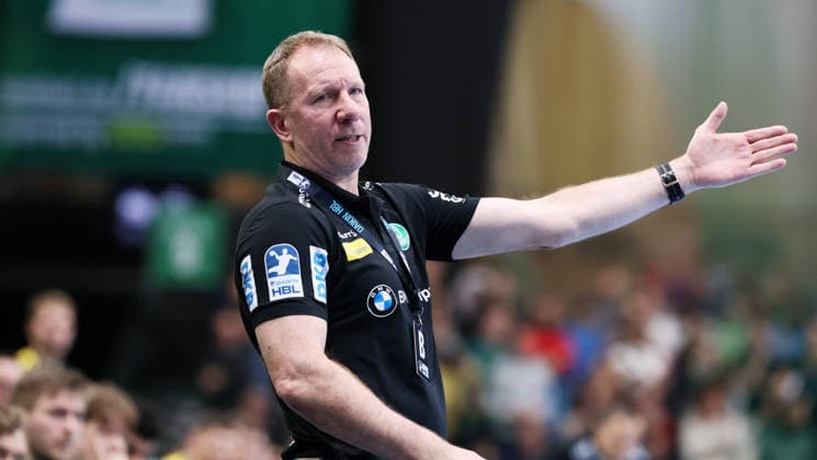 Leipzig, 27 12 2025, Arena Leipzig, Handball, Bundesliga, 19 Spieltag , SC DHfK Leipzig vs Rhein Neckar Löwen Mannheim , Im Bild Trainer Frank Carstens, DHfK Leipzig , Nur zur redaktionellen Nutzung Only editorial use , DHB HBL regulations prohibit any use of photographs as image sequences and or quasi video ,