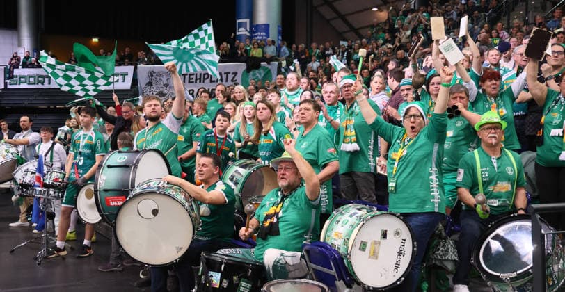 Leipzig, 27 12 2025, Arena Leipzig, Handball, Bundesliga, 19 Spieltag , SC DHfK Leipzig vs Rhein Neckar Löwen Mannheim 26 30 16 15 , Im Bild Fans des SC DHfK Leipzig , Nur zur redaktionellen Nutzung Only editorial use , DHB HBL regulations prohibit any use of photographs as image sequences and or quasi video ,