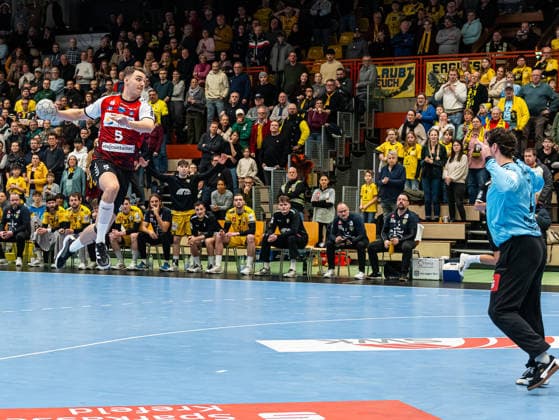 Oscar Gentzel HSG Nordhorn Lingen, 05 throwing goal against Finn Ruespeler HSG Krefeld Niederrhein, 01 HSG Krefeld Niederrhein vs HSG Nordhorn Lingen, Handball, 2 Bundesliga, Matchday 17, Season 2025 2026, 28 12 2025 HSG Krefeld Niederrhein vs HSG Nordhorn Lingen, Handball, 2 Bundesliga, Matchday 17, Season 2025 2026, 28 12 2025 Krefeld Copyright: xEibner-Pressefoto DamianxKruczynx EP_DKI