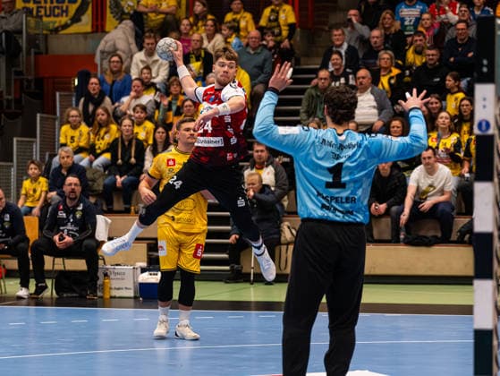 Elias Ruddatt HSG Nordhorn Lingen, 24 at the goal throw against Finn Ruespeler HSG Krefeld Niederrhein, 01 HSG Krefeld Niederrhein vs HSG Nordhorn Lingen, Handball, 2 Bundesliga, 17 Matchday, Season 2025 2026, 28 12 2025 HSG Krefeld Niederrhein vs HSG Nordhorn Lingen, Handball, 2 Bundesliga, 17 Matchday, Season 2025 2026, 28 12 2025 Krefeld Copyright: xEibner-Pressefoto DamianxKruczynx EP_DKI