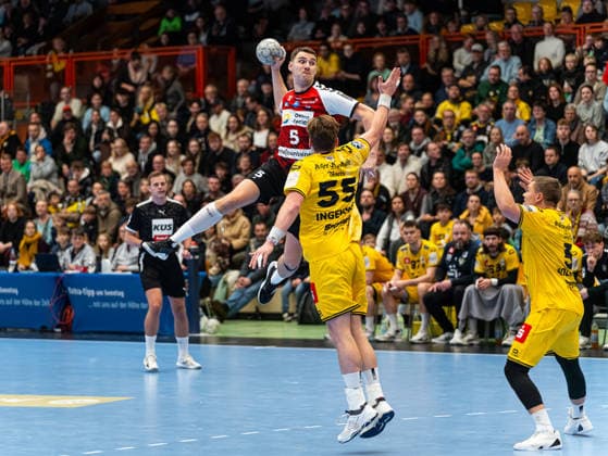 Oscar Gentzel HSG Nordhorn Lingen, 05 throwing the ball over Niklas Ingenpass HSG Krefeld Niederrhein, 55 HSG Krefeld Niederrhein vs HSG Nordhorn Lingen, Handball, 2 Bundesliga, 17 Matchday, Season 2025 2026, 28 12 2025 HSG Krefeld Niederrhein vs HSG Nordhorn Lingen, Handball, 2 Bundesliga, 17 Matchday, Season 2025 2026, 28 12 2025 Krefeld Copyright: xEibner-Pressefoto DamianxKruczynx EP_DKI