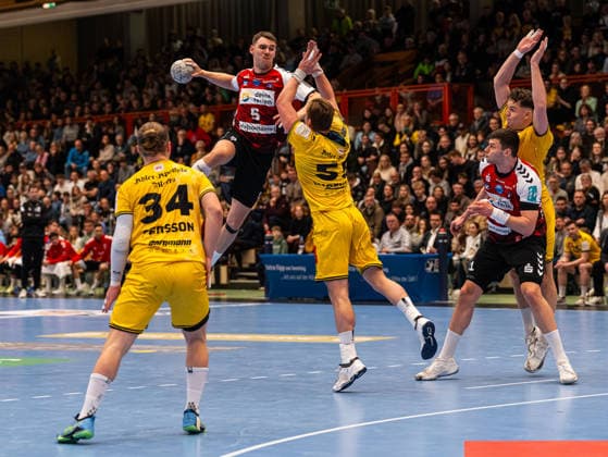 Oscar Gentzel HSG Nordhorn Lingen, 05 on goal throw Niklas Ingenpass HSG Krefeld Niederrhein, 55 tries to block HSG Krefeld Niederrhein vs HSG Nordhorn Lingen, Handball, 2 Bundesliga, Matchday 17, Season 2025 2026, 28 12 2025 HSG Krefeld Niederrhein vs HSG Nordhorn Lingen, Handball, 2 Bundesliga, Matchday 17, Season 2025 2026, 28 12 2025 Krefeld Copyright: xEibner-Pressefoto DamianxKruczynx EP_DKI