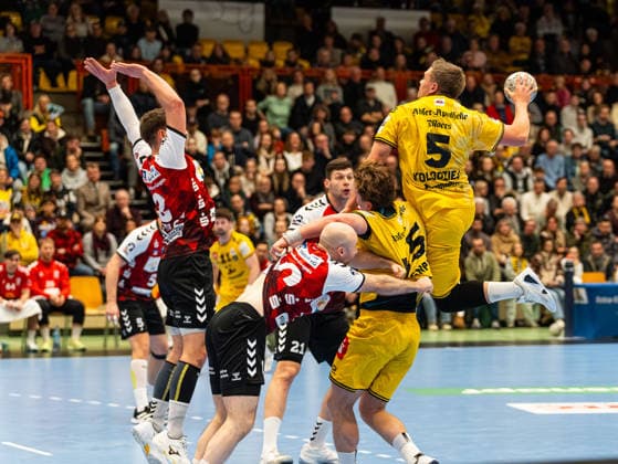 Falk Kolodziej HSG Krefeld Niederrhein, 05 at the goal throw over the wall of Nordhorn HSG Krefeld Niederrhein vs HSG Nordhorn Lingen, Handball, 2 Bundesliga, 17 Matchday, Season 2025 2026, 28 12 2025 HSG Krefeld Niederrhein vs HSG Nordhorn Lingen, Handball, 2 Bundesliga, 17 Matchday, Season 2025 2026, 28 12 2025 Krefeld Copyright: xEibner-Pressefoto DamianxKruczynx EP_DKI