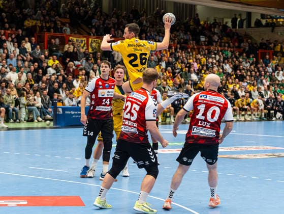 Nick Braun HSG Krefeld Niederrhein, 26 on goal throw Jaris Tobeler HSG Nordhorn Lingen, 25 , Maximilian Lux HSG Nordhorn Lingen, 10 and Ian Hueter HSG Nordhorn Lingen, 14 can do nothing more HSG Krefeld Niederrhein vs HSG Nordhorn Lingen, Handball, 2 Bundesliga, Matchday 17, Season 2025 2026, 28 12 2025 HSG Krefeld Niederrhein vs HSG Nordhorn Lingen, Handball, 2 Bundesliga, Matchday 17, Season 2025 2026, 28 12 2025 Krefeld Copyright: xEibner-Pressefoto DamianxKruczynx EP_DKI
