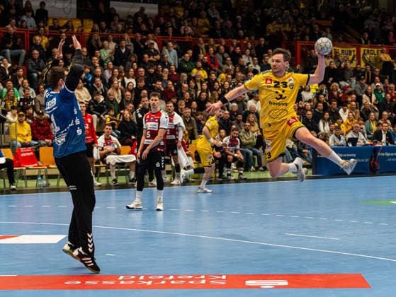 Mike Schulz HSG Krefeld Niederrhein, 23 on goal throw against Kristian van der Merwe HSG Nordhorn Lingen, 01 HSG Krefeld Niederrhein vs HSG Nordhorn Lingen, Handball, 2 Bundesliga, Matchday 17, Season 2025 2026, 28 12 2025 HSG Krefeld Niederrhein vs HSG Nordhorn Lingen, Handball, 2 Bundesliga, Matchday 17, Season 2025 2026, 28 12 2025 Krefeld Copyright: xEibner-Pressefoto DamianxKruczynx EP_DKI