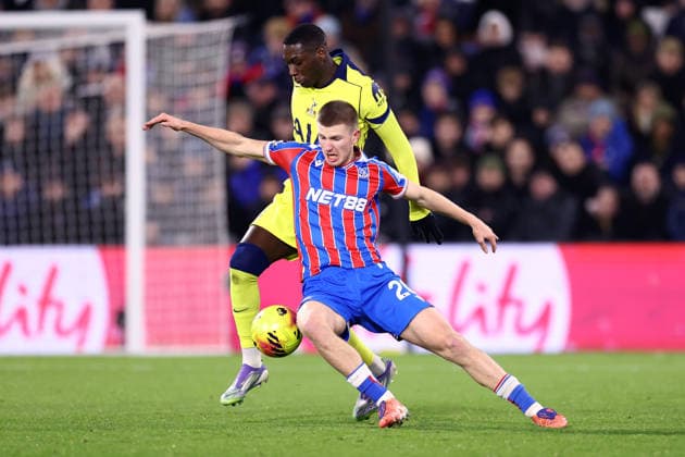 Crystal Palace gegen Tottenham Hotspur 28. Dezember 2025, London Premier League Fußball Crystal Palace gegen Tottenham Hotspur Adam Wharton von Crystal Palace geht unter dem Druck von Randal Kolo Muani von Tottenham Hotspur zu Boden Foto Jacques Feeney Offside London UK  Copyright: xJacquesxFeeneyx xOffsidexOffside