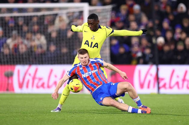 Crystal Palace gegen Tottenham Hotspur 28. Dezember 2025, London Premier League Fußball Crystal Palace gegen Tottenham Hotspur Adam Wharton von Crystal Palace geht unter dem Druck von Randal Kolo Muani von Tottenham Hotspur zu Boden Foto Jacques Feeney Offside London UK  Copyright: xJacquesxFeeneyx xOffsidexOffside
