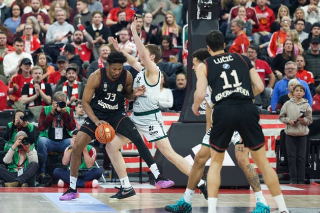 David McCormack FC Bayern Basketball, 33 with Marten Linssen Vet Concept Gladiators Trier, 12 , with Vladimir Lucic FC Bayern Basketball, 11 , GER, FC Bayern Basketball vs Vet Concept Gladiators Trier, Basketball, easycredit Basketball Bundesliga, 11 Matchday, Season 2025 2026, 28 12 2025, GER, FC Bayern Basketball vs Vet Concept Gladiators Trier, Basketball, easycredit Basketball Bundesliga, 11 Matchday, Season 2025 2026, 28 12 2025 Munich Copyright: xEibner-Pressefoto JennixMaulx EP_JML