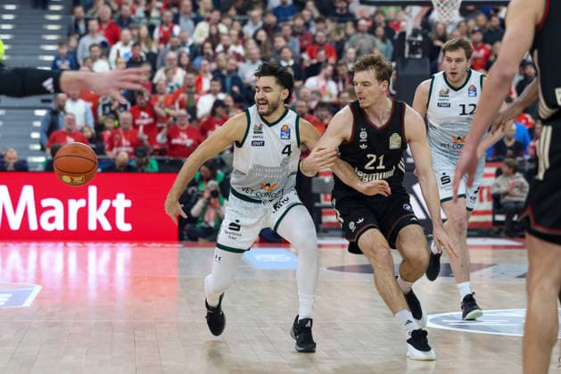Clay Guillozet Vet Concept Gladiators Trier, 04 with Justuz Hollatz FC Bayern Basketball, 21 , and Marten Linssen Vet Concept Gladiators Trier, 12 , GER, FC Bayern Basketball vs Vet Concept Gladiators Trier, Basketball, easycredit Basketball Bundesliga, 11 Matchday, Season 2025 2026, 28 12 2025, GER, FC Bayern Basketball vs Vet Concept Gladiators Trier, Basketball, easycredit Basketball Bundesliga, 11 Matchday, Season 2025 2026, 28 12 2025 Munich Copyright: xEibner-Pressefoto JennixMaulx EP_JML