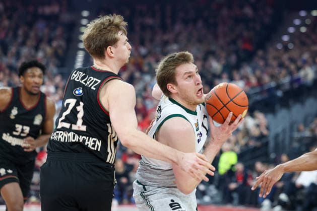 Marten Linssen Vet Concept Gladiators Trier, 12 with Justuz Hollatz FC Bayern Basketball, 21 , GER, FC Bayern Basketball vs Vet Concept Gladiators Trier, Basketball, easycredit Basketball Bundesliga, 11 Matchday, Season 2025 2026, 28 12 2025, GER, FC Bayern Basketball vs Vet Concept Gladiators Trier, Basketball, easycredit Basketball Bundesliga, 11 Matchday, Season 2025 2026, 28 12 2025 Munich Copyright: xEibner-Pressefoto JennixMaulx EP_JML
