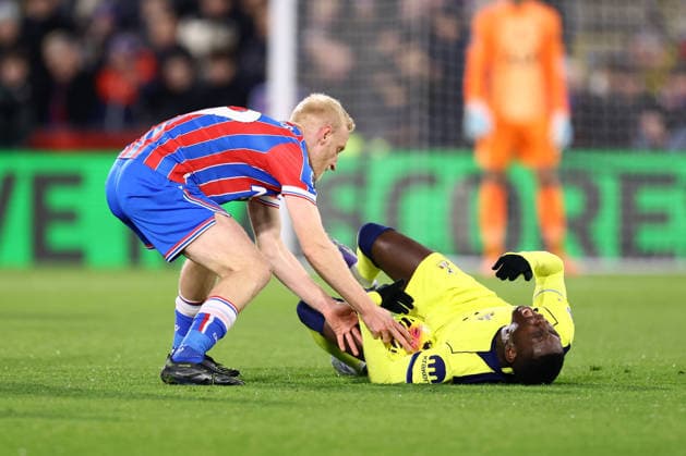 Crystal Palace gegen Tottenham Hotspur 28. Dezember 2025, London Premier League Fußball Crystal Palace gegen Tottenham Hotspur Will Hughes von Crystal Palace kontrolliert Randal Kolo Muani von Tottenham Hotspur, als dieser auf ein Tackling reagiert Foto Jacques Feeney Offside London UK  Copyright: xJacquesxFeeneyx xOffsidexOffside