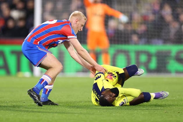 Crystal Palace gegen Tottenham Hotspur 28. Dezember 2025, London Premier League Fußball Crystal Palace gegen Tottenham Hotspur Will Hughes von Crystal Palace kontrolliert Randal Kolo Muani von Tottenham Hotspur, als dieser auf ein Tackling reagiert Foto Jacques Feeney Offside London UK  Copyright: xJacquesxFeeneyx xOffsidexOffside