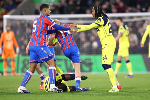 Crystal Palace gegen Tottenham Hotspur 28. Dezember 2025, London Premier League Fußball Crystal Palace gegen Tottenham Hotspur Djed Spence von Tottenham Hotspur schubst Will Hughes von Crystal Palace weg von Randal Kolo Muani von Tottenham Hotspur Foto Jacques Feeney Abseits London UK  Copyright: xJacquesxFeeneyx xOffsidexOffside
