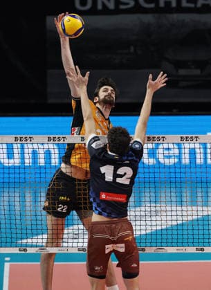Jake Hanes in attack, Laurenz Welsch duel Game scene Action Sport Volleyball Bundesliga Men Season 2025 2026 28 12 2025 BR Volleys Berlin BRV vs WWK Volleys Herrsching