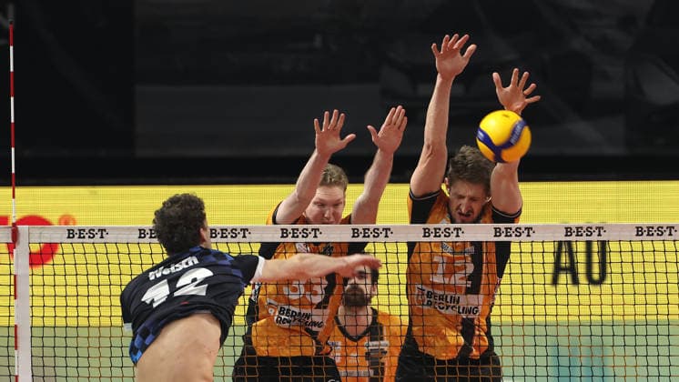 Laurenz Welsch in attack, Fedor Ivanov, Florian Krage Brewitz duel Match scene Action Sport Volleyball Bundesliga Men Season 2025 2026 28 12 2025 BR Volleys Berlin BRV vs WWK Volleys Herrsching