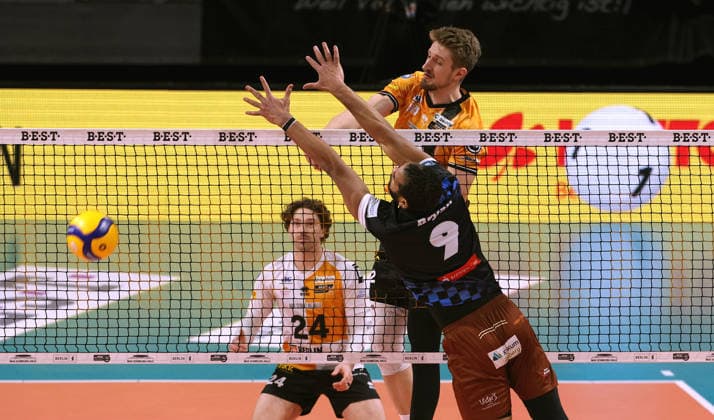 Florian Krage Brewitz in attack, Bryan Avila duel Game scene Action Sport Volleyball Bundesliga Men Season 2025 2026 28 12 2025 BR Volleys Berlin BRV vs WWK Volleys Herrsching