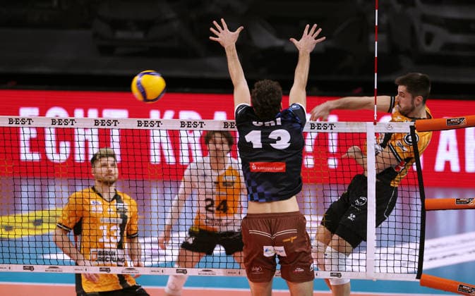 re Moritz Reichert in attack, Niklas Uhl duel Match scene Action Sport Volleyball Bundesliga Men Season 2025 2026 28 12 2025 BR Volleys Berlin BRV vs WWK Volleys Herrsching