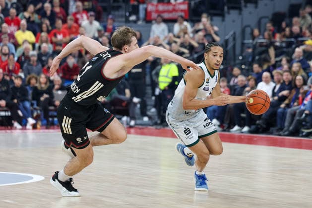 Jordan Roland Vet Concept Gladiators Trier, 15 with Justuz Hollatz FC Bayern Basketball, 21 , GER, FC Bayern Basketball vs Vet Concept Gladiators Trier, Basketball, easycredit Basketball Bundesliga, 11 Matchday, Season 2025 2026, 28 12 2025, GER, FC Bayern Basketball vs Vet Concept Gladiators Trier, Basketball, easycredit Basketball Bundesliga, 11 Matchday, Season 2025 2026, 28 12 2025 Munich Copyright: xEibner-Pressefoto JennixMaulx EP_JML