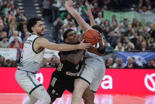 Bayerns 4 Xavier RATHAN MAYES between Triers 4 GUILLOZET and Triers 12 LINSSEN LINßEN Basketball Bayern Trier Bundesliga, FC Bayern Basketball VET CONCEPT Gladiators Trier, Matchday 11, Season 2025 2026, 28 12 2025, in Munich, S A P G A R D E N, Germany Source Copyright Credit Oryk HAIST xBASKETBALL-BAYERN-MBCx
