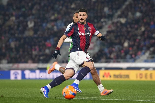 Bologna s Riccardo Orsolini fights for the ball with SassuoloÕs Armand Lauriente during the Serie A soccer match between Bologna and Sassuolo at the Renato DallÕAra Stadium in Bologna, north Italy - Sunday, December 28, 2025 -  Copyright: xMassimoxPaolone LaPressex