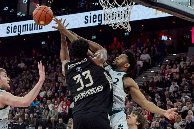 German Basketball Bundesliga BBL , FC Bayern Munich Basketball vs VET CONCEPT GLADIATORS TRIER, Munich FC Bayern Basketball, TRIER VET CONCEPT GLADIATORS, 2025 12 28 in Munich SAP Garden MCCORMACK David FC Bayern Basketball C Nr33 FCBB33 , AKANNO Dexter VET CONCEPT GLADIATORS TRIER Small Forward SF Nr 2 TRI2 sportworld Munich SAP Garden Bayern Germany