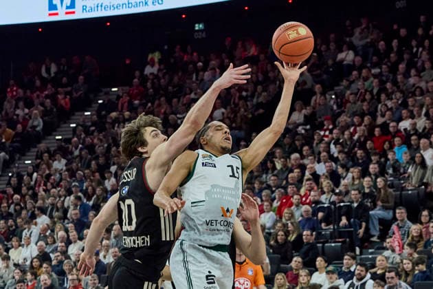 German Basketball Bundesliga BBL , FC Bayern Munich Basketball vs VET CONCEPT GLADIATORS TRIER, Munich FC Bayern Basketball, TRIER VET CONCEPT GLADIATORS, 2025 12 28 in Munich SAP Garden ROLAND Jordan VET CONCEPT GLADIATORS TRIER Point Guard PG Nr 15 TRI15 , JESSUP Justinian FC Bayern Basketball SG Nr10 FCBB10 sportworld Munich SAP Garden Bayern Germany