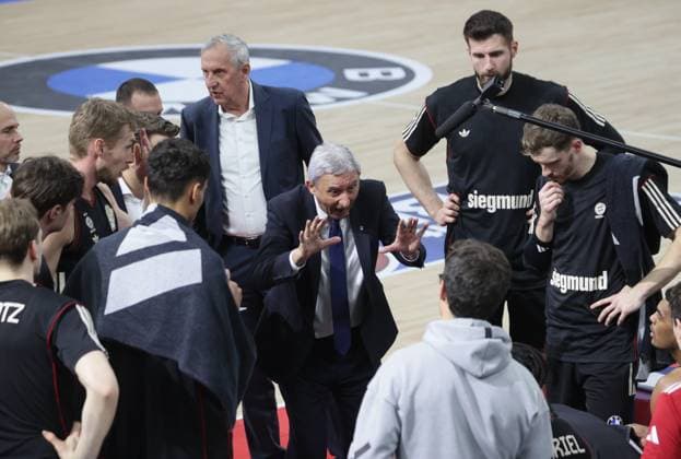 FCBB coach Svetislav PESIC and players Basketball Bayern Trier Bundesliga, FC Bayern Basketball VET CONCEPT Gladiators Trier, 11 matchday, season 2025 2026, 28 12 2025, in Munich, S A P G A R D E N, Germany Source Copyright Credit Oryk HAIST xBASKETBALL-BAYERN-MBCx