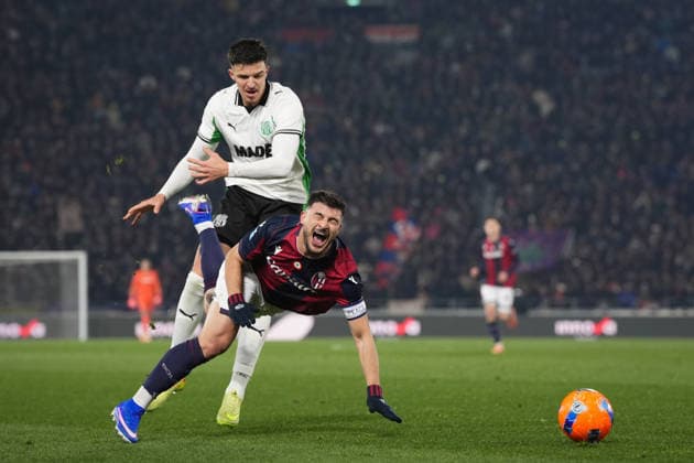Bologna s Riccardo Orsolini fights for the ball with SassuoloÕs Tarik Muharemovic during the Serie A soccer match between Bologna and Sassuolo at the Renato DallÕAra Stadium in Bologna, north Italy - Sunday, December 28, 2025 -  Copyright: xMassimoxPaolone LaPressex
