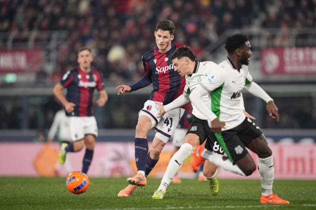 Bologna s Martin Vitik fights for the ball with SassuoloÕs Tarik Muharemovic during the Serie A soccer match between Bologna and Sassuolo at the Renato DallÕAra Stadium in Bologna, north Italy - Sunday, December 28, 2025 -  Copyright: xMassimoxPaolone LaPressex
