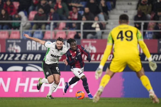 Bologna s Jonathan Rowe fights for the ball with SassuoloÕs Sebastian Walukiewicz during the Serie A soccer match between Bologna and Sassuolo at the Renato DallÕAra Stadium in Bologna, north Italy - Sunday, December 28, 2025 -  Copyright: xMassimoxPaolone LaPressex