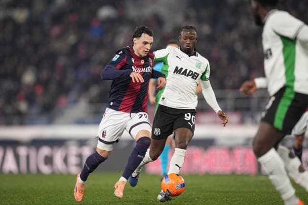Bologna s Nadir Zortea fights for the ball with SassuoloÕs Ismael Kone during the Serie A soccer match between Bologna and Sassuolo at the Renato DallÕAra Stadium in Bologna, north Italy - Sunday, December 28, 2025 -  Copyright: xMassimoxPaolone LaPressex