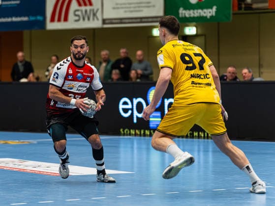 Bjoern Zintel HSG Nordhorn Lingen, 23 dribbling against Matija Mircic HSG Krefeld Niederrhein, 97 HSG Krefeld Niederrhein vs HSG Nordhorn Lingen, Handball, 2 Bundesliga, Matchday 17, Season 2025 2026, 28 12 2025 HSG Krefeld Niederrhein vs HSG Nordhorn Lingen, Handball, 2 Bundesliga, Matchday 17, Season 2025 2026, 28 12 2025 Krefeld Copyright: xEibner-Pressefoto DamianxKruczynx EP_DKI