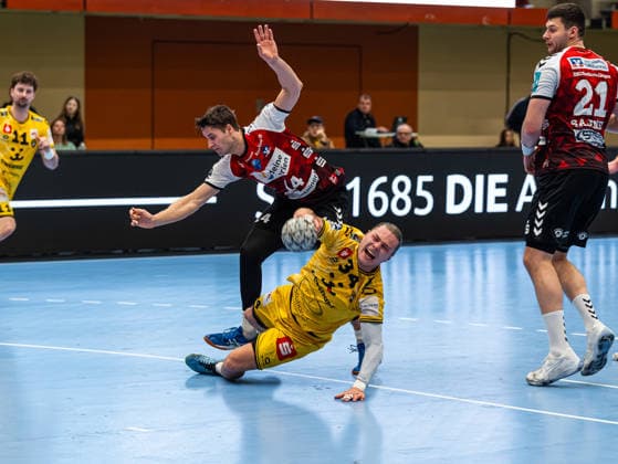 Joern Persson HSG Krefeld Niederrhein, 34 lands on the ground after foul HSG Krefeld Niederrhein vs HSG Nordhorn Lingen, Handball, 2 Bundesliga, Matchday 17, Season 2025 2026, 28 12 2025 HSG Krefeld Niederrhein vs HSG Nordhorn Lingen, Handball, 2 Bundesliga, Matchday 17, Season 2025 2026, 28 12 2025 Krefeld Copyright: xEibner-Pressefoto DamianxKruczynx EP_DKI