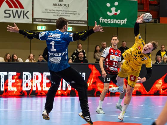 Lars Jagieniak HSG Krefeld Niederrhein, 33 at the goal throw against Kristian van der Merwe HSG Nordhorn Lingen, 01 HSG Krefeld Niederrhein vs HSG Nordhorn Lingen, Handball, 2 Bundesliga, 17 Matchday, Season 2025 2026, 28 12 2025 HSG Krefeld Niederrhein vs HSG Nordhorn Lingen, Handball, 2 Bundesliga, 17 Matchday, Season 2025 2026, 28 12 2025 Krefeld Copyright: xEibner-Pressefoto DamianxKruczynx EP_DKI