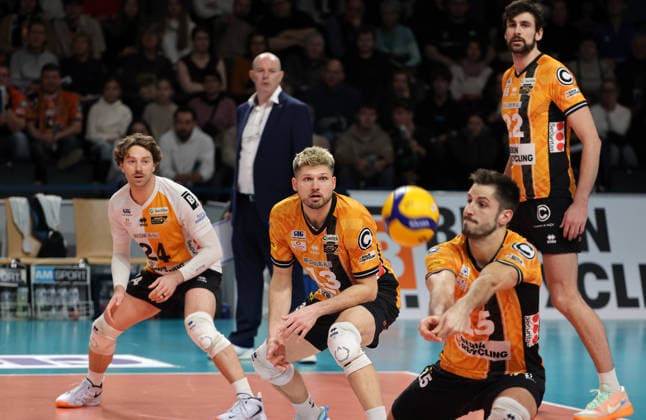 Kyle Dagostino, coach Joel Banks, Ruben Schott, Moritz Reichert receiving the ball, Jake Hanes Sport Volleyball Bundesliga Men Season 2025 2026 28 12 2025 BR Volleys Berlin BRV vs WWK Volleys Herrsching