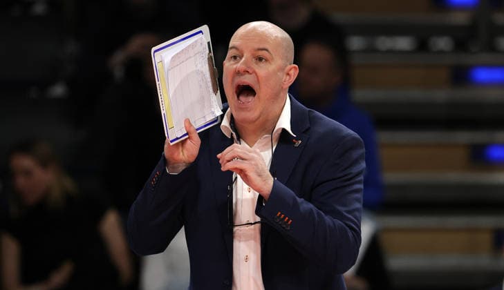 Coach Joel Banks gives instructions Upper body action Sport Volleyball Bundesliga Men Season 2025 2026 28 12 2025 BR Volleys Berlin BRV vs WWK Volleys Herrsching