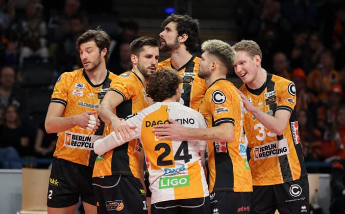 Berlin team cheers joy emotion jubilation Sport Volleyball Bundesliga Men Season 2025 2026 28 12 2025 BR Volleys Berlin BRV vs WWK Volleys Herrsching