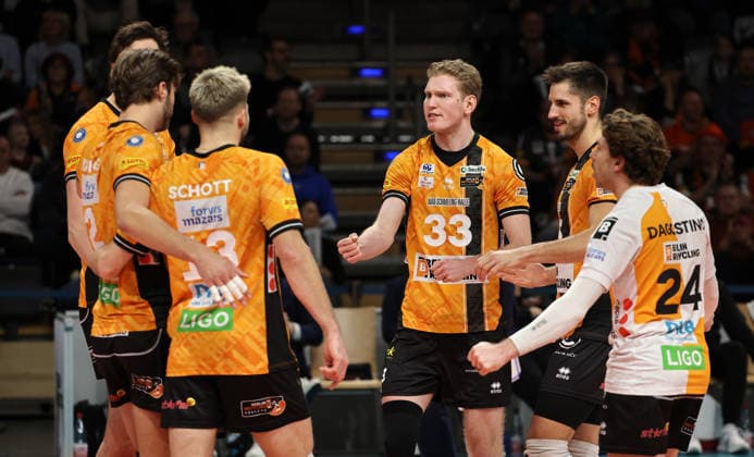Berlin team cheers joy emotion jubilation Sport Volleyball Bundesliga Men Season 2025 2026 28 12 2025 BR Volleys Berlin BRV vs WWK Volleys Herrsching