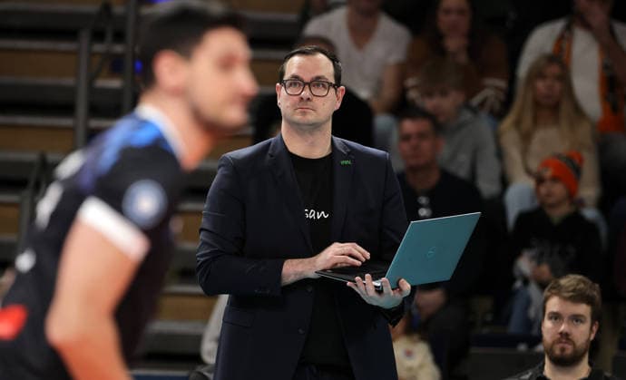 Coach Thomas Ranner with laptop action upper body Sport Volleyball Bundesliga Men Season 2025 2026 28 12 2025 BR Volleys Berlin BRV vs WWK Volleys Herrsching