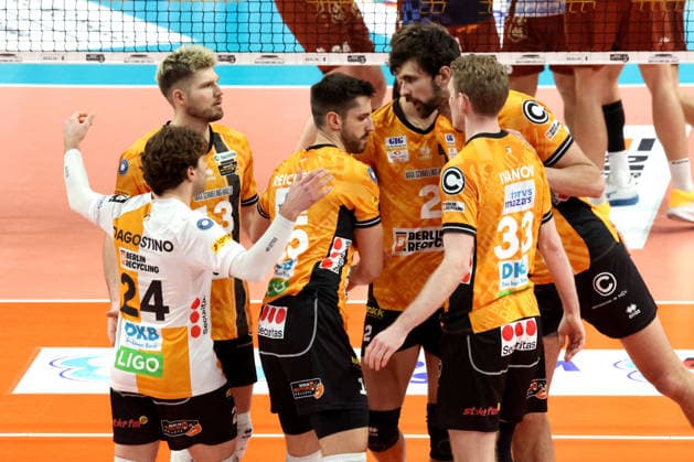 DEU, DVV, 1 VBL, BR Volleys vs WWK Volleys Herrsching, 28 12 2025, Max Schmeling Halle, Berlin, DEU, DVV, 1 VBL, BR Volleys vs WWK Volleys Herrsching, in the picture BR Volleys players circle nordphotoxGmbHx xEngler nph00076